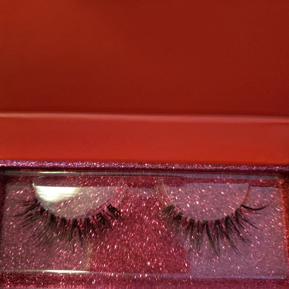 Lashes - Picture 3 of 5